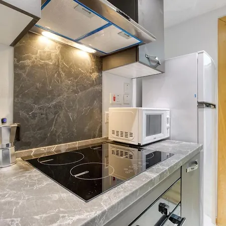 Stylish 1br Tower Road Prime Location