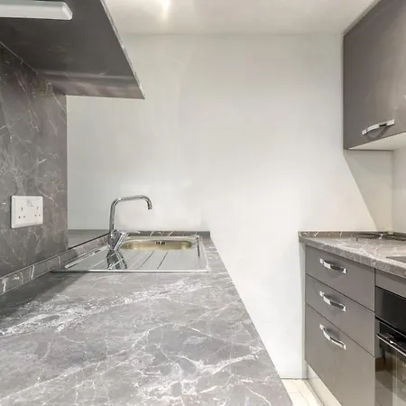 Stylish 1br Tower Road Prime Location 아파트 *