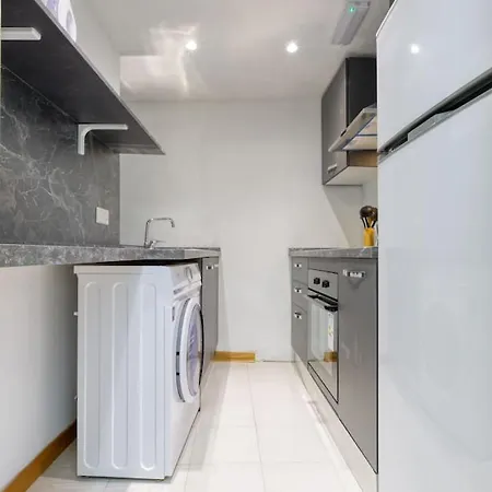 Stylish 1br Tower Road Prime Location