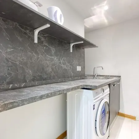 Stylish 1br Tower Road Prime Location *